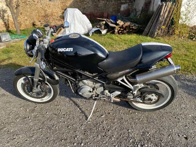 Ducati Monster S2R 1000.