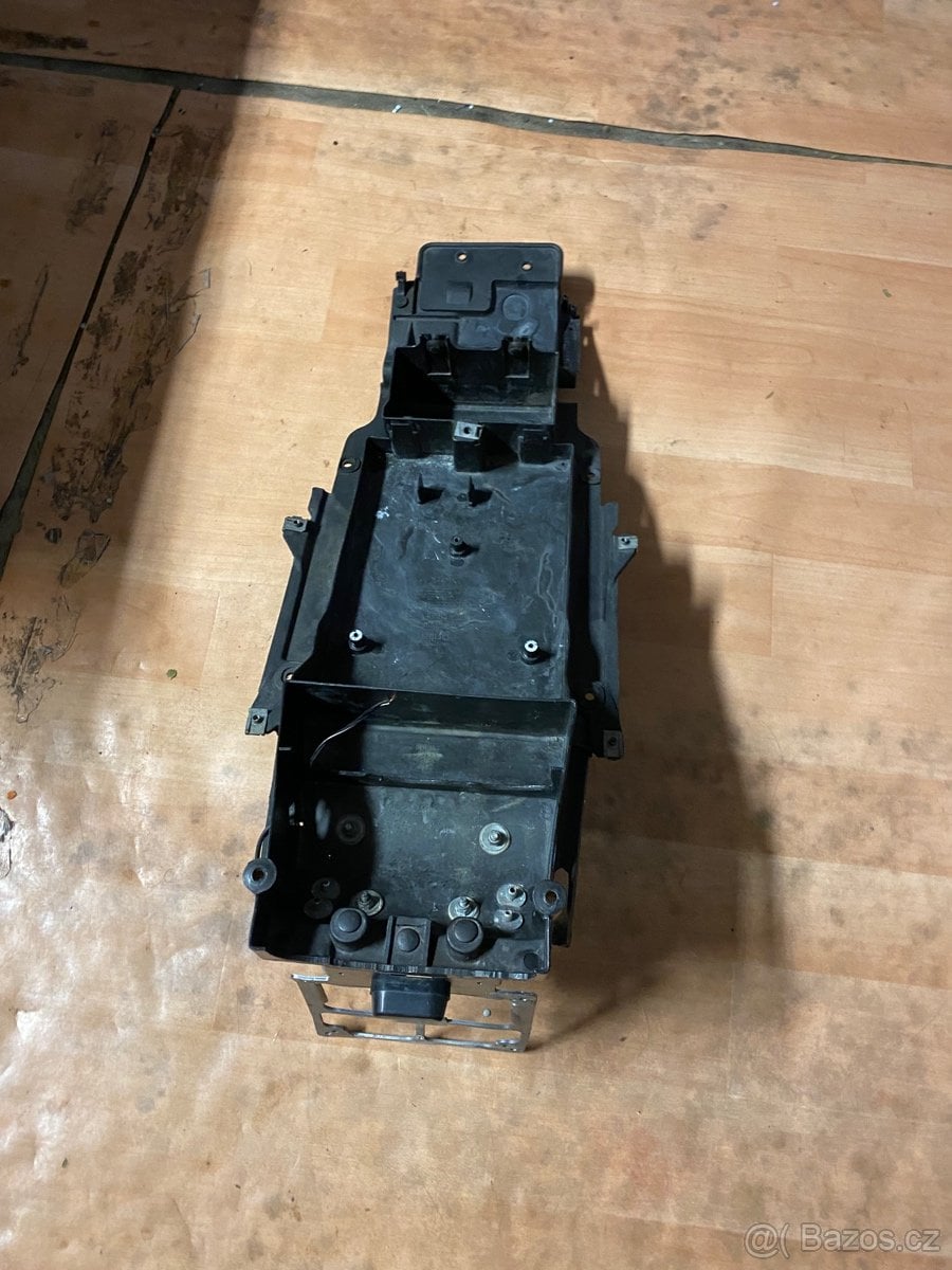 Podsedlový plast, nadkolí, podběh na Aprilia RSV TUONO 1000