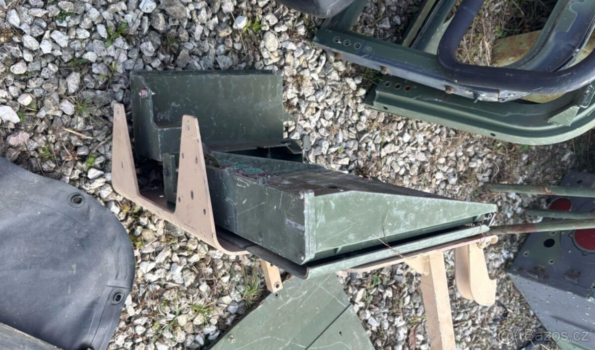 Stolek a díl k vysílačce. Humvee Hummer H1