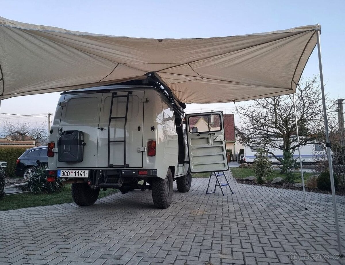 Vějířová markýza na offroad auto