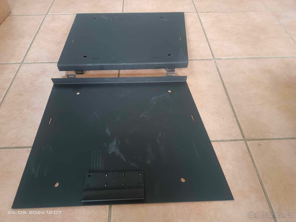 Kryty boxů zadních sedaček. Humvee Hummer H1