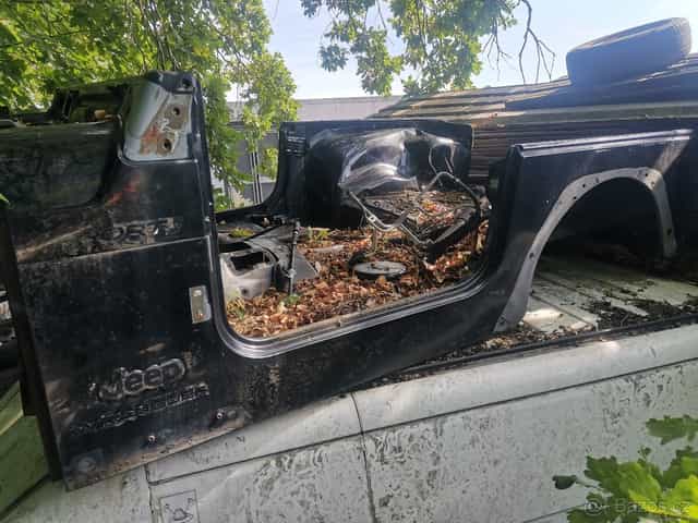 JEEP WRANGLER YJ - PRODÁM DVEŘE + LEMY BLATNÍKŮ + SKELET