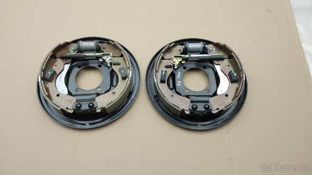 Nissan Navara D40 : Štíty zadních brzd