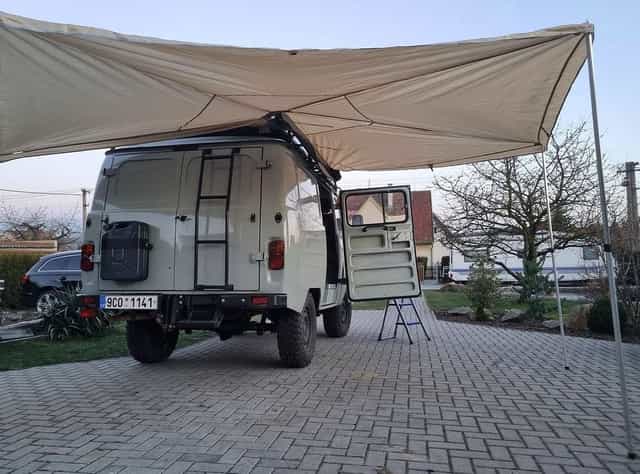 Vějířová markýza na offroad auto
