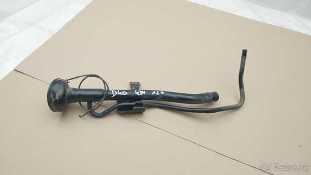 Nissan Navara D40 : Hrdlo nádrže