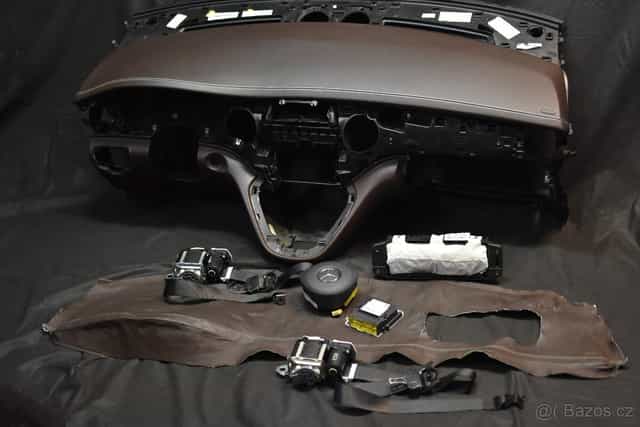 Mercedes Airbag bezpečnostní pás palubní deska
