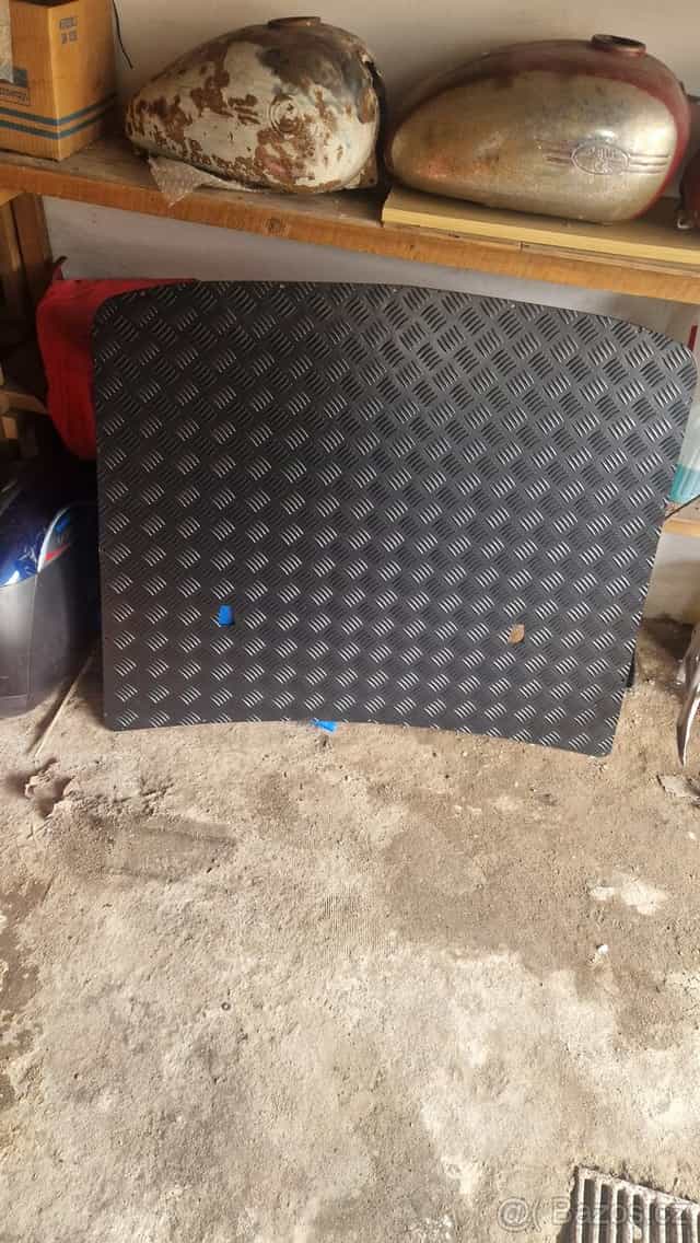 Prodám kryt přední kapoty na Land Rover Discovery 3