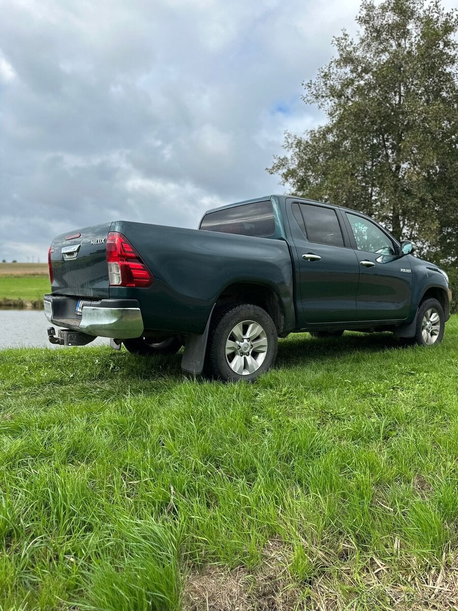 Hilux střední výbava