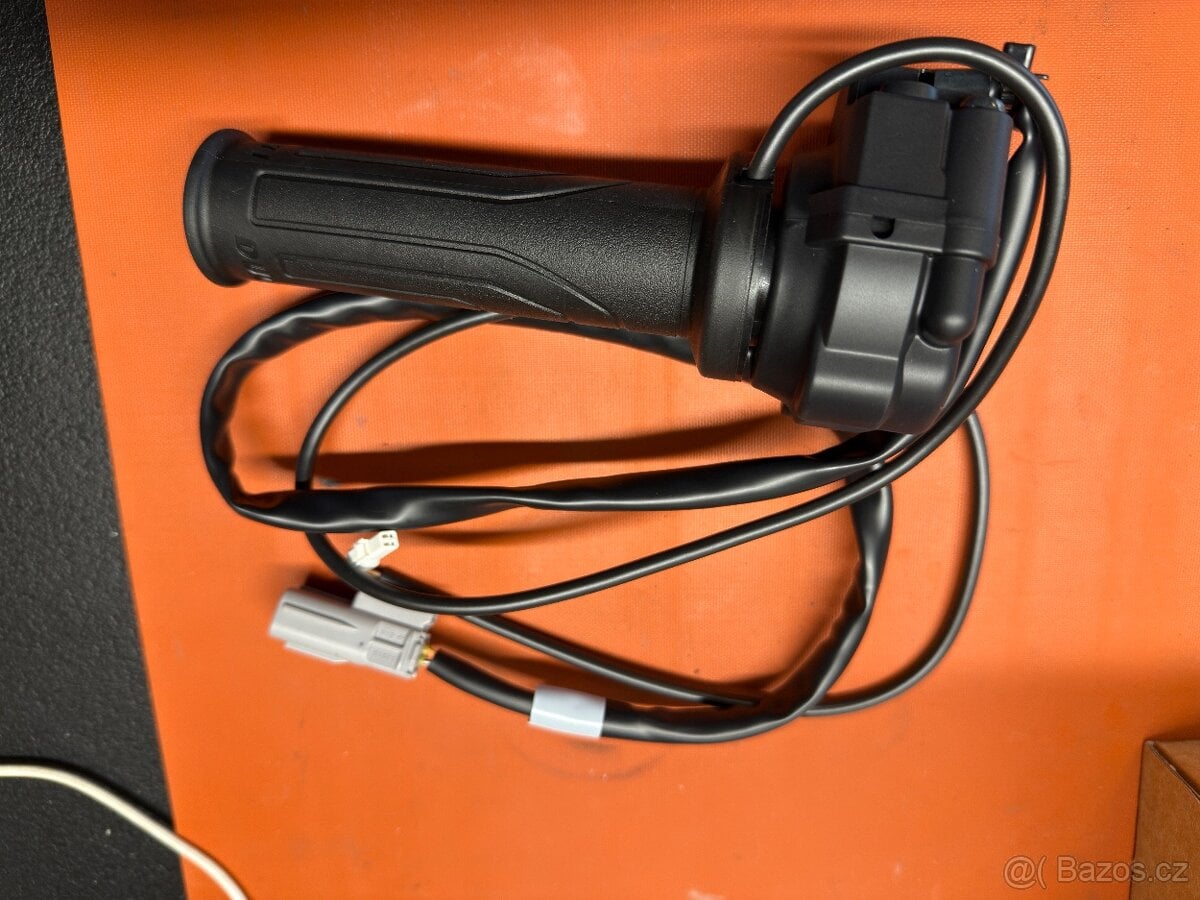 Ducati Streetfighter v4 sada vyhřívaných gripu