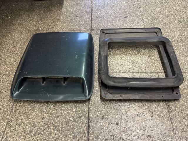 Kaplička / nádech z kapoty Nissan Patrol Y61 / díly