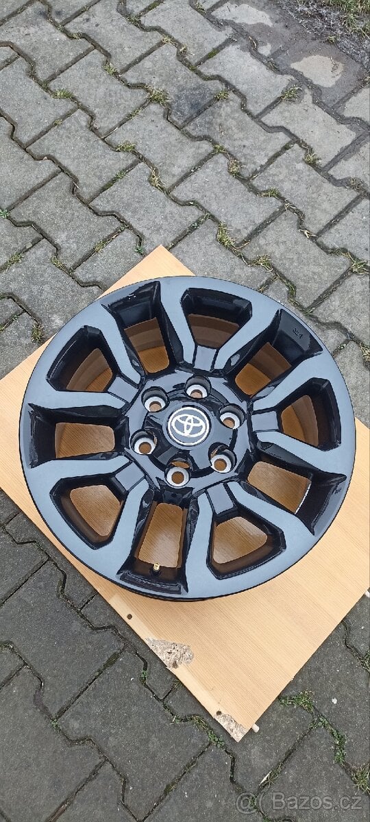 Kola Toyota Hilux R18