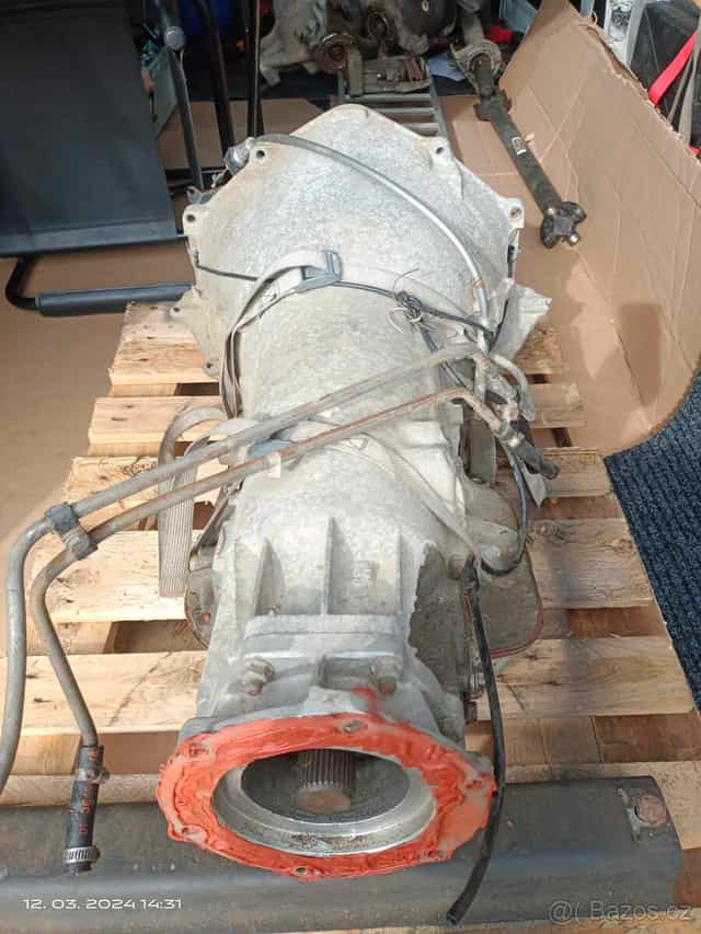 Díly z auta. Humvee M998, Hummer H1