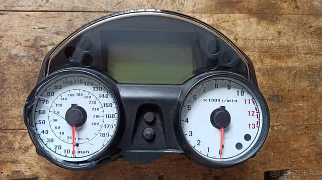 Funkční budíky Kawasaki ZZR 1400 s poškozeným obalem