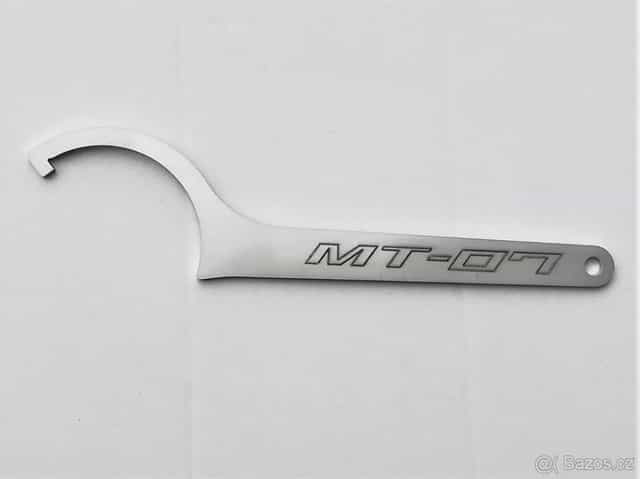 Yamaha MT-07 - nerezový klíč na zadní tlumič