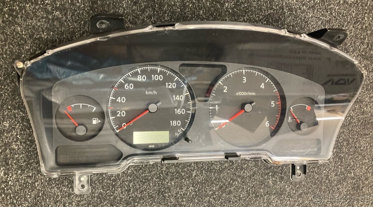 Budíky / tachometr Nissan Patrol Y61 GU4