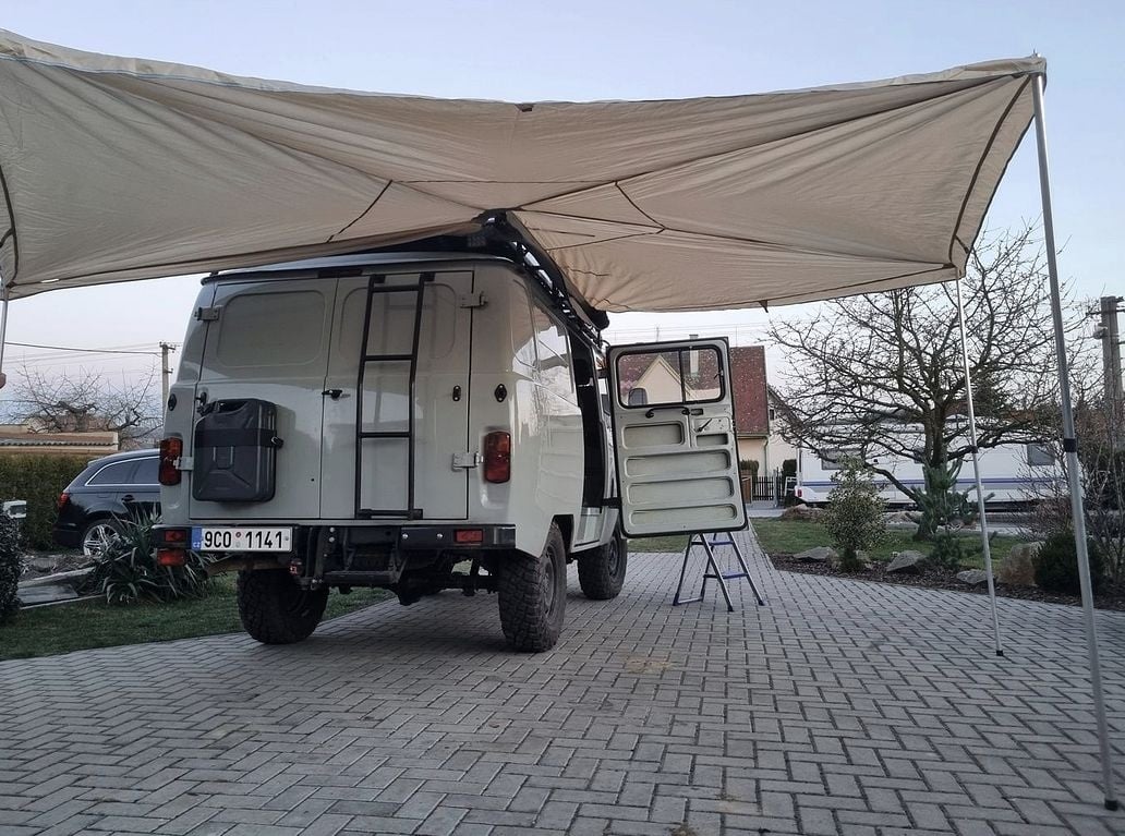 Vějířová markýza na offroad auto