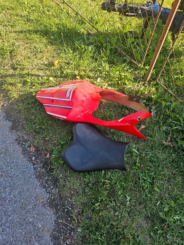 Suzuki GSXR 1000 K9 laminát a sedlo