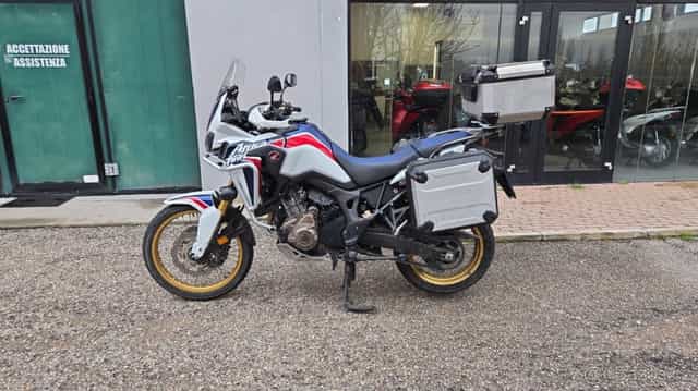 Honda CRF 1000 L Africa Twin DCT (2017) nádherný stav, plná