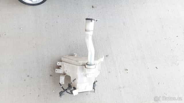 Toyota LC120 – Nádobka ostřikovače