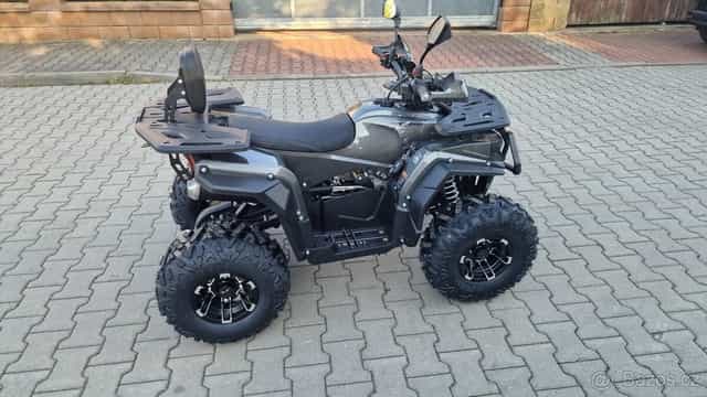 Dětská čtyřtaktní čtyřkolka RockRider Deluxe.