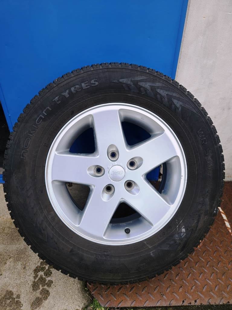 Jeep OEM kola 5x127 + zimní pneu Nokian 255/65R17