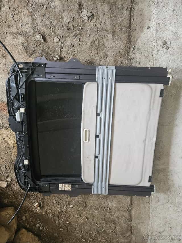 Panel střešního okna z range roveru