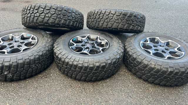 Jeep Wrangler Rubicon sada 255/75 r17 originál alukola