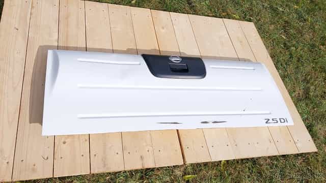 NISSAN NAVARA D22 Di – DVEŘE KORBY BÍLÉ