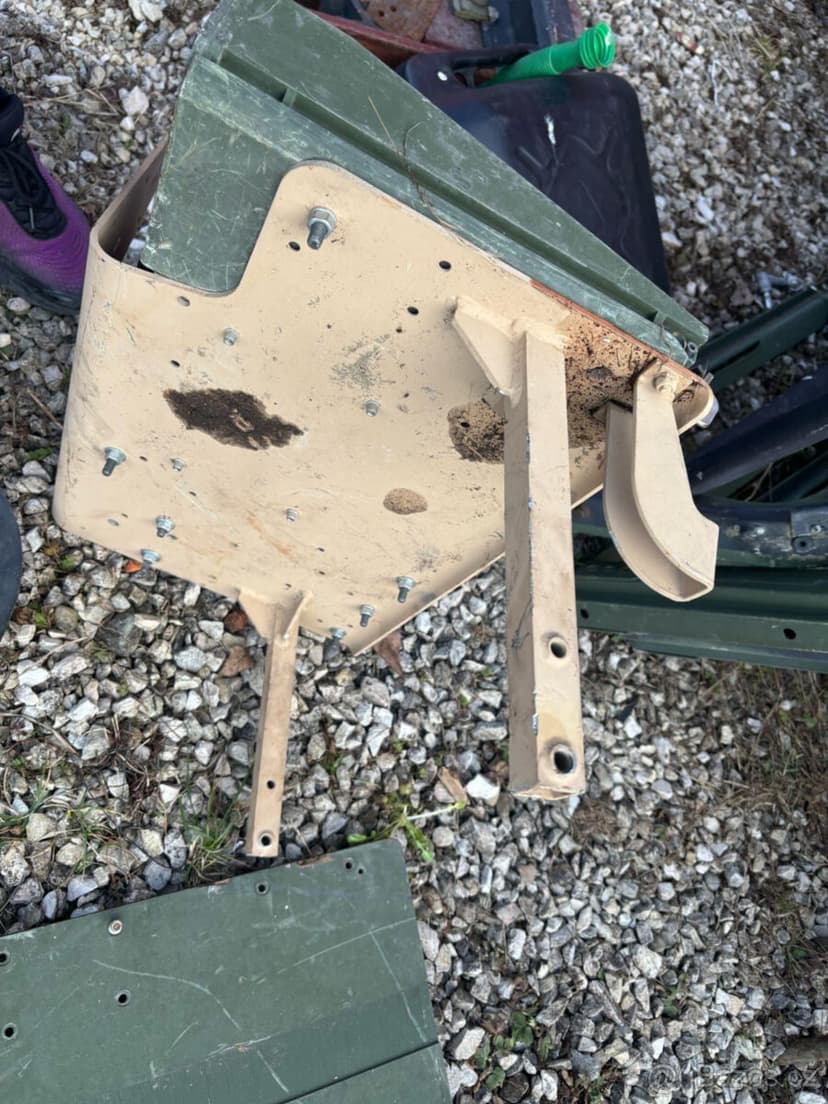 Stolek a díl k vysílačce. Humvee Hummer H1