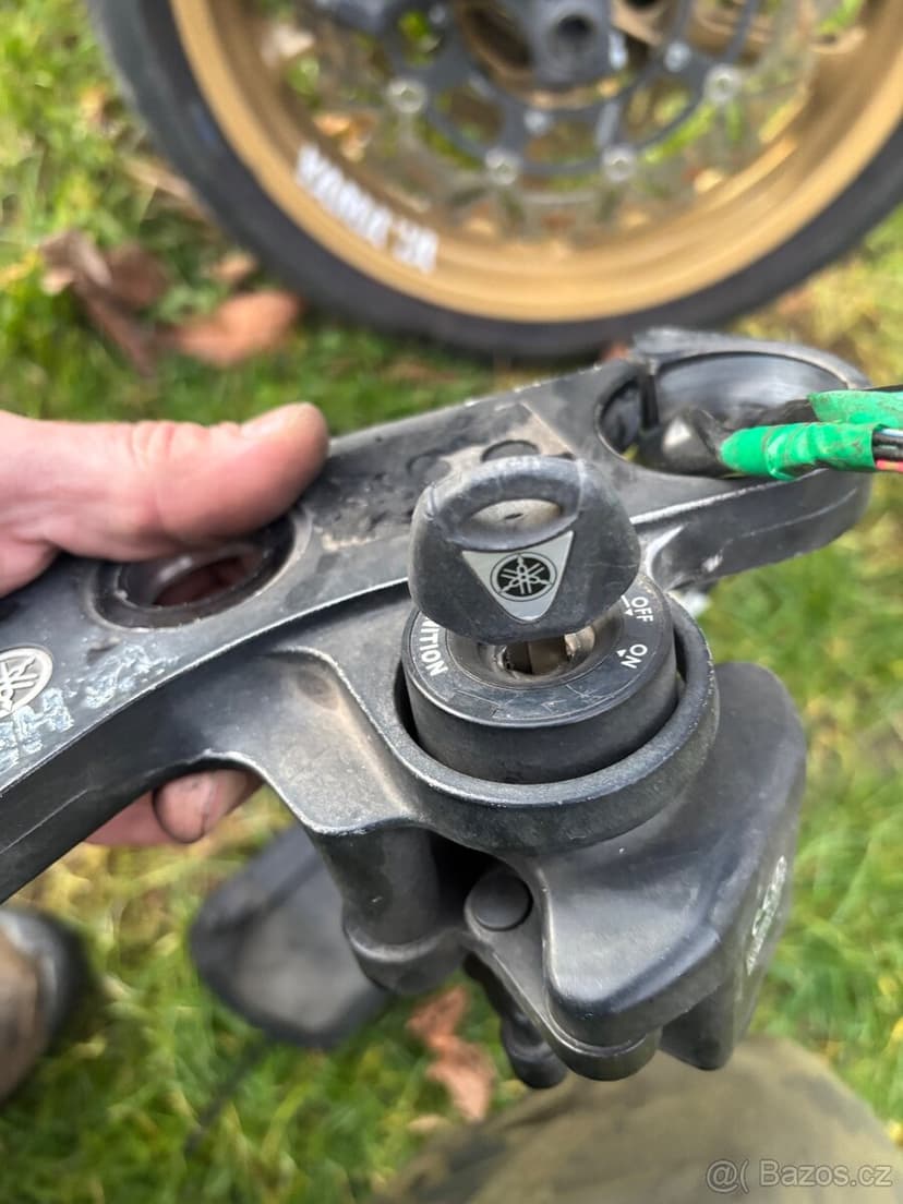 Spinaci skrinka a ridici jednotka na Yamaha R1 04-06 Rn12