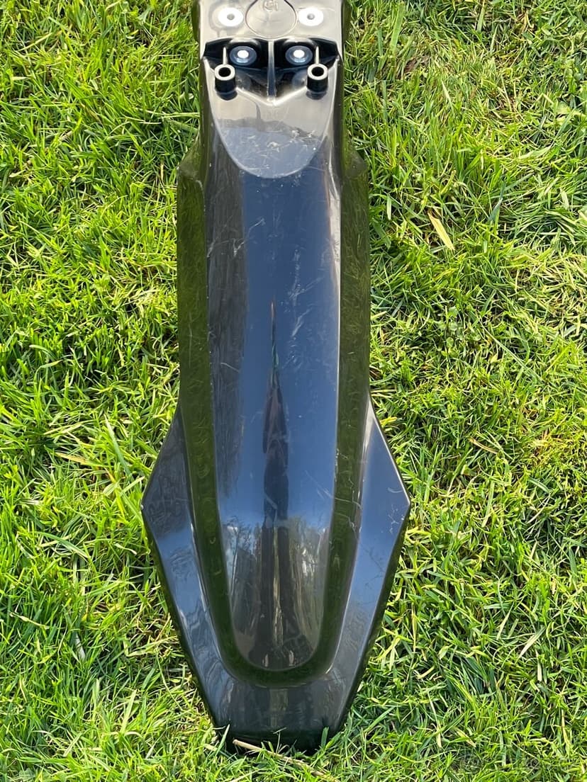 Přední blatník Husqvarna FE (2017–2023) – nový, černý