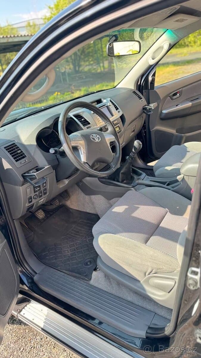 Toyota Hilux 3.0 D4D manuál 126kw