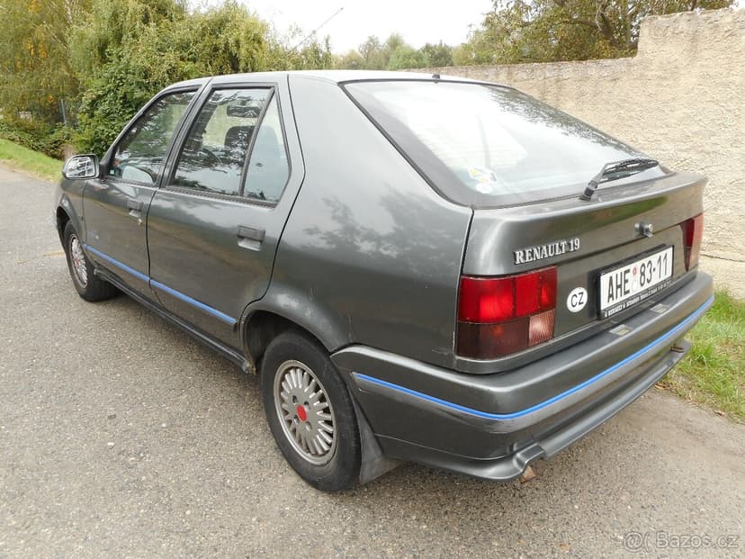 Renault 19 I šedá metalíza