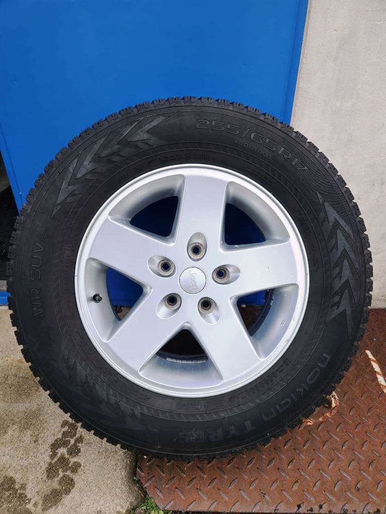 Jeep OEM kola 5x127 + zimní pneu Nokian 255/65R17