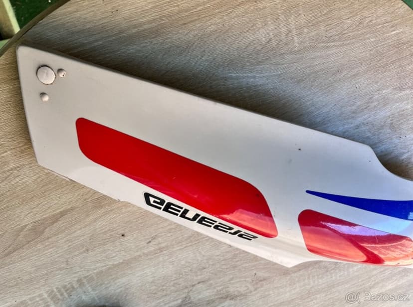 FZR 1000 / 600 boční plast - podsedlový pravý