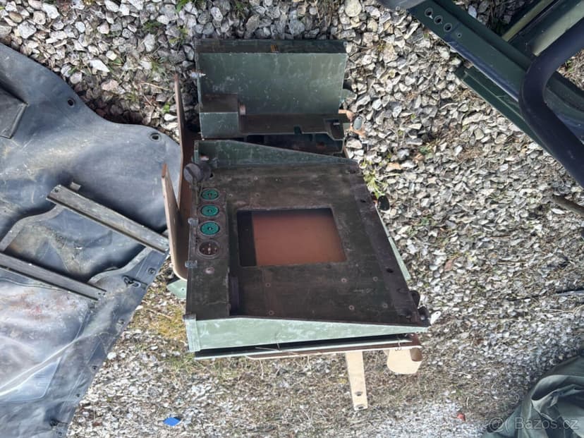 Stolek a díl k vysílačce. Humvee Hummer H1