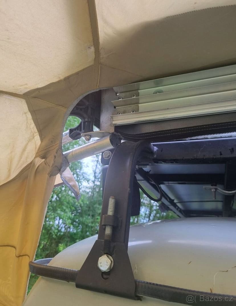 Vějířová markýza na offroad auto