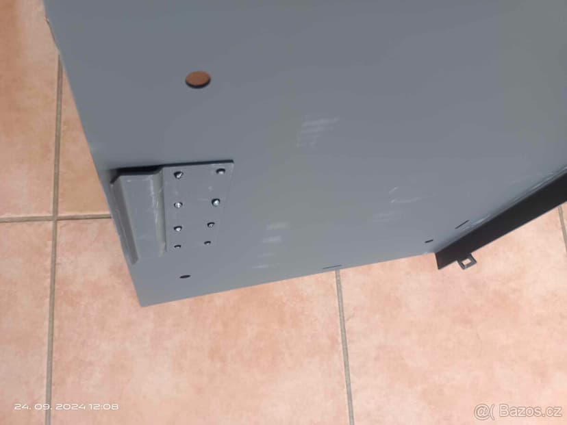 Kryty boxů zadních sedaček. Humvee Hummer H1