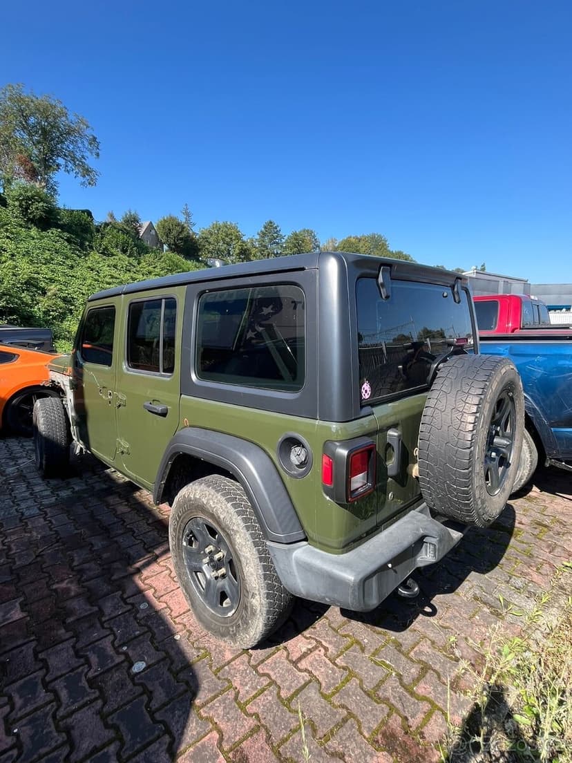 SLEVA Jeep Wrangler 3.6 V6 2021 – poškozený auto je v ČR