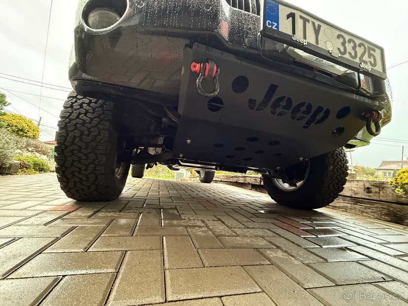 JEEP Grand Cherokee WK - naviják, 32 kola, zahrádka, světla