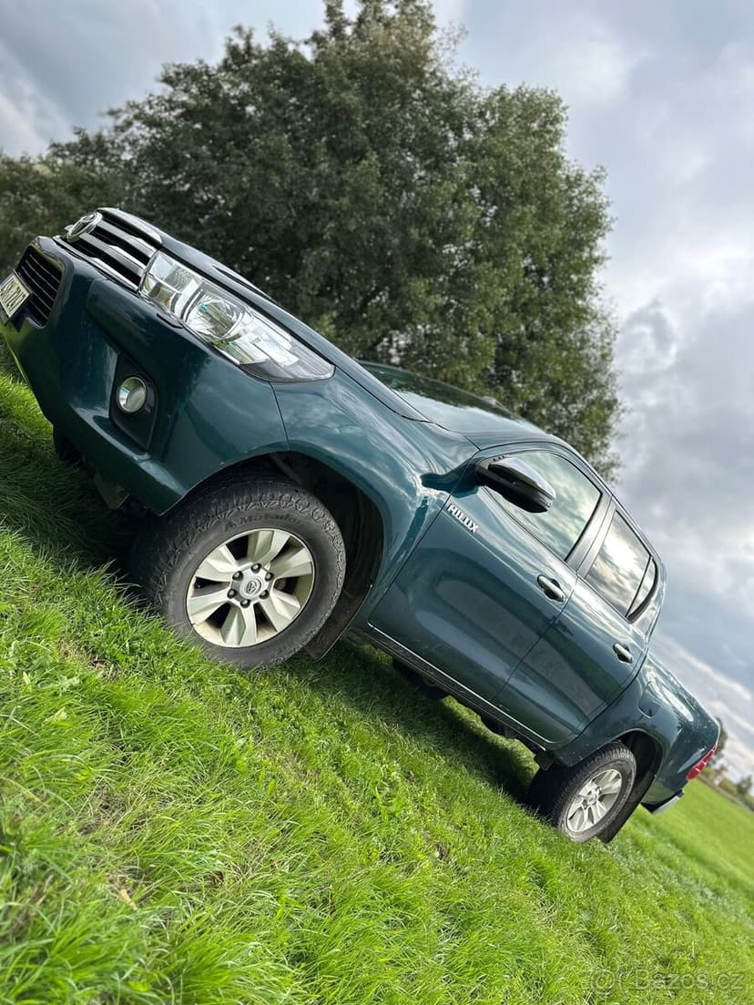 Hilux střední výbava