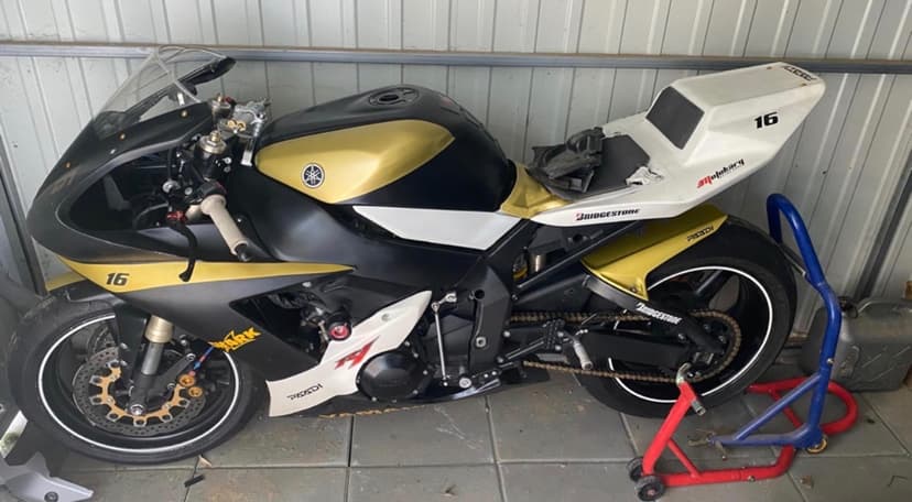 Laminaty vcetne nadrze na Yamaha R1 02-03 Rn09