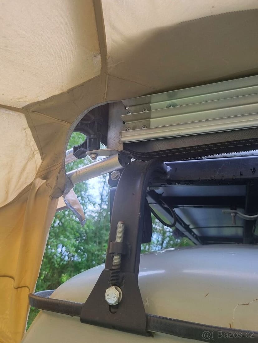 Vějířová markýza na offroad auto