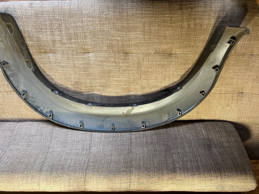 Toyota Hilux lemy blatníku