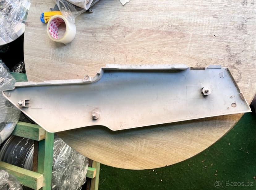 FZR 1000 / 600 boční plast - podsedlový pravý