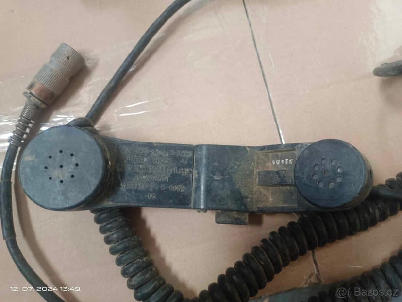 Stolek a díl k vysílačce. Humvee Hummer H1