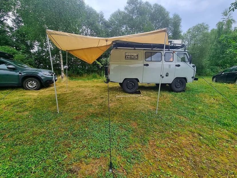 Vějířová markýza na offroad auto