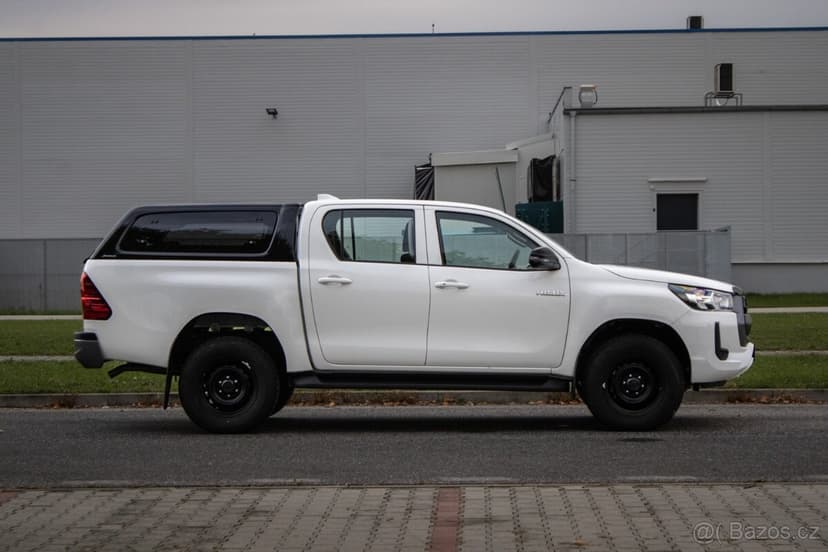 Toyota Hilux DC 2.4 I D-4D Active 4x4 A/T // AJ NA SPLÁTKY