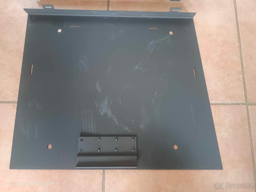 Kryty boxů zadních sedaček. Humvee Hummer H1