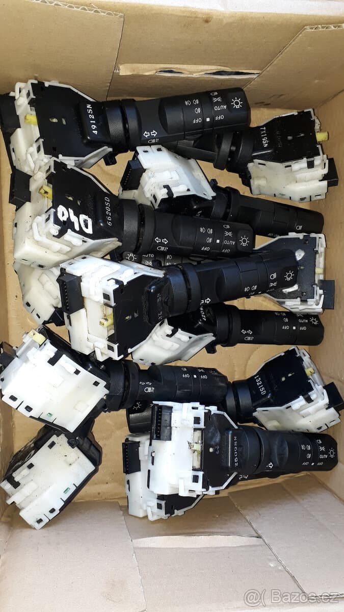 Nádobka ostřikovaču,moturek stěraču Nissan Navara/Pathfinder